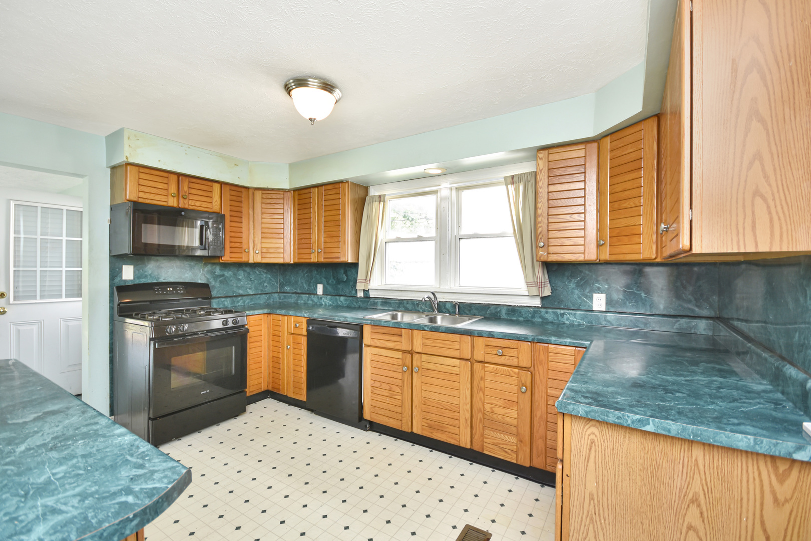1016 W King Street Property Photo 10
