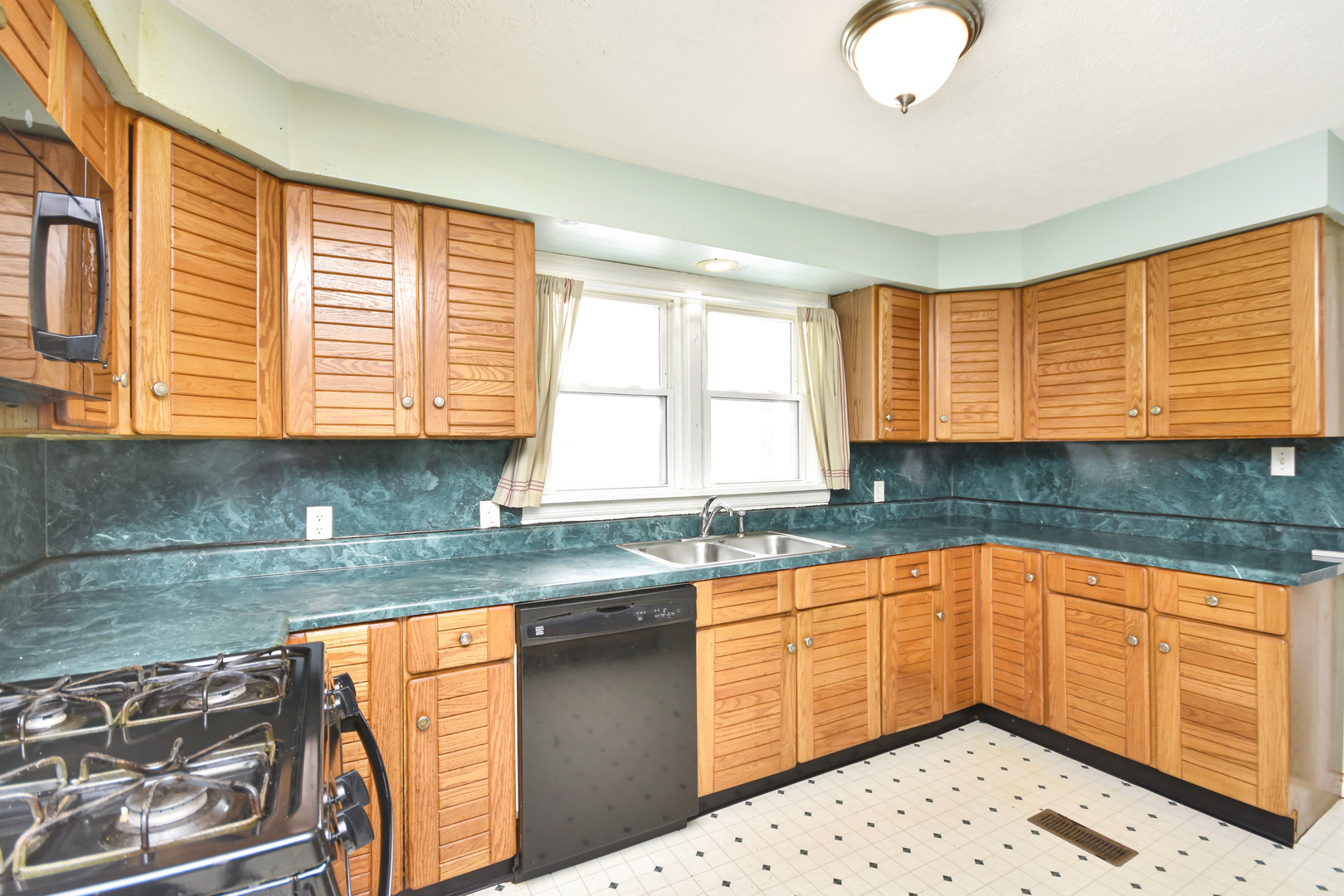 1016 W King Street Property Photo 11