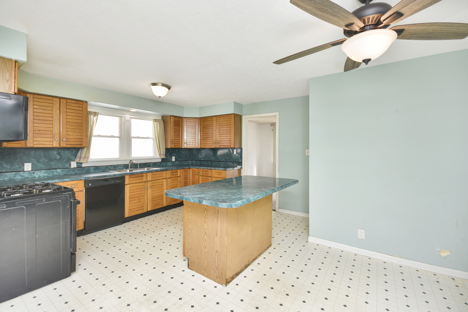 1016 W King Street Property Photo 13