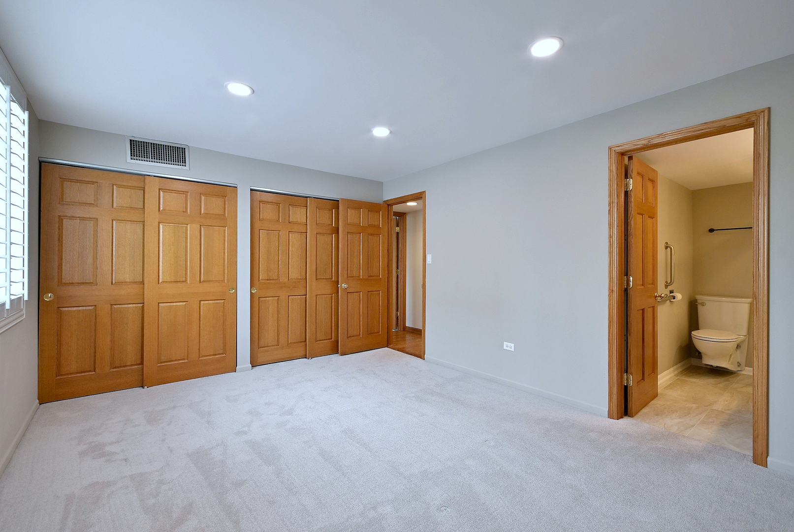110 W Butterfield Road 302s Property Photo 23