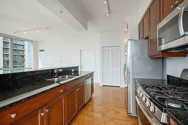 1201 S Prairie Avenue 4206 Property Photo 5