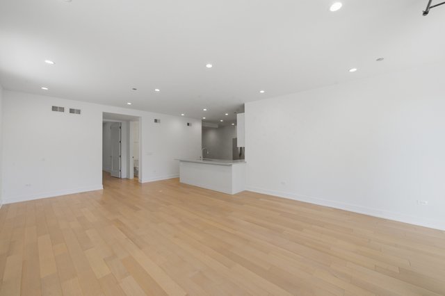 434 W Melrose Street 301 Property Photo 6