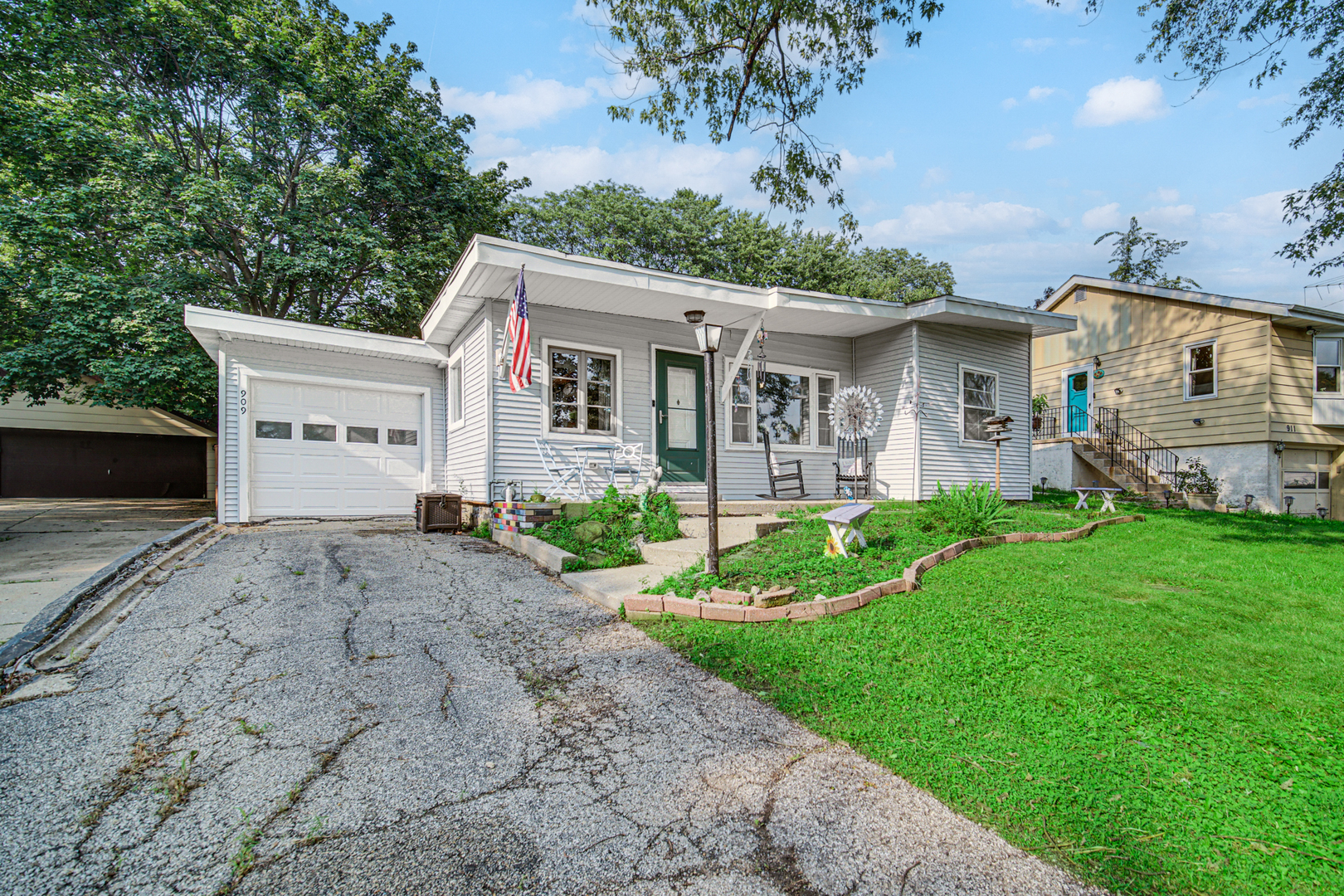 909 Pershing Drive Property Photo 1