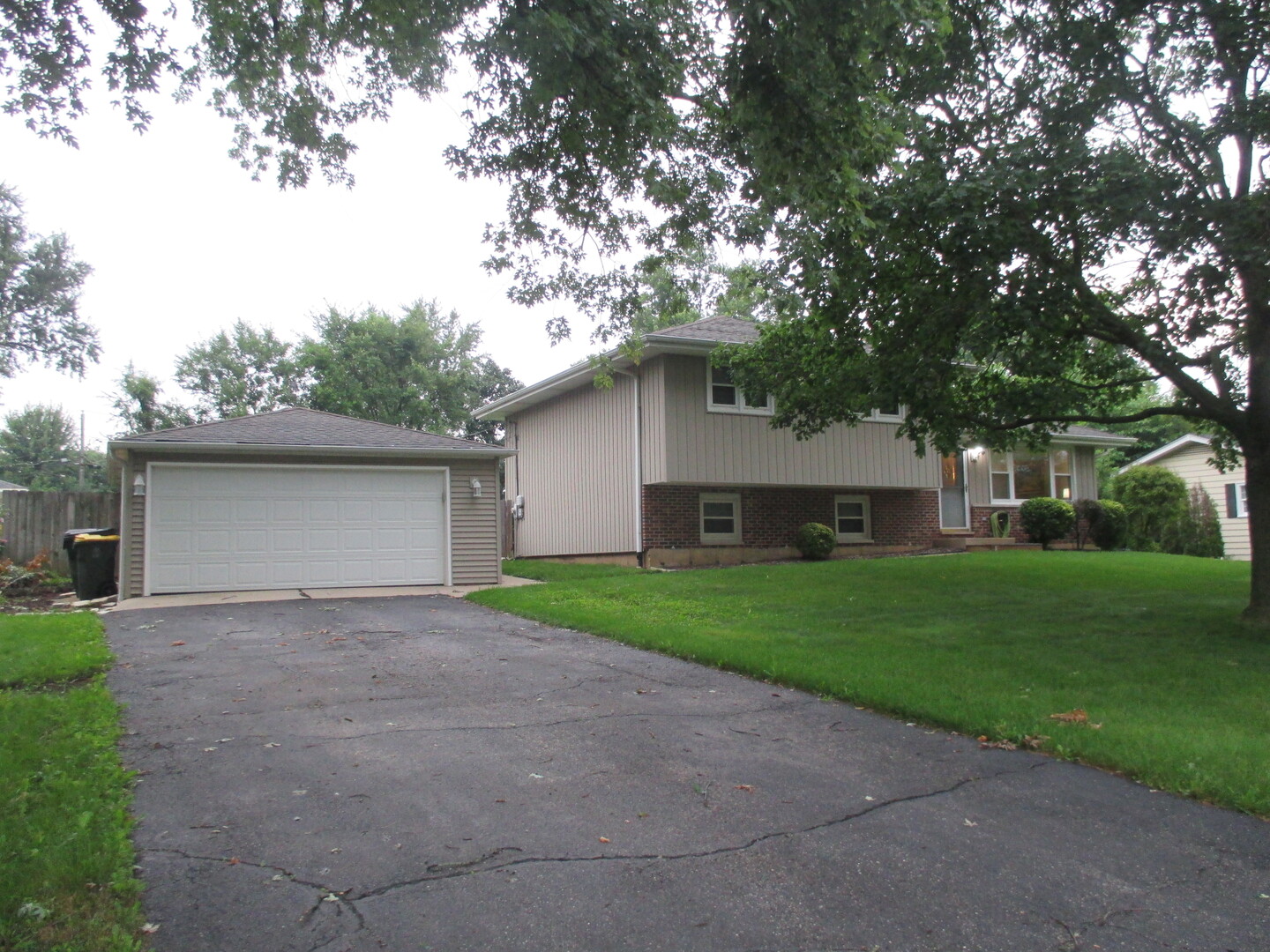 23w554 Burdette Avenue Property Photo 3