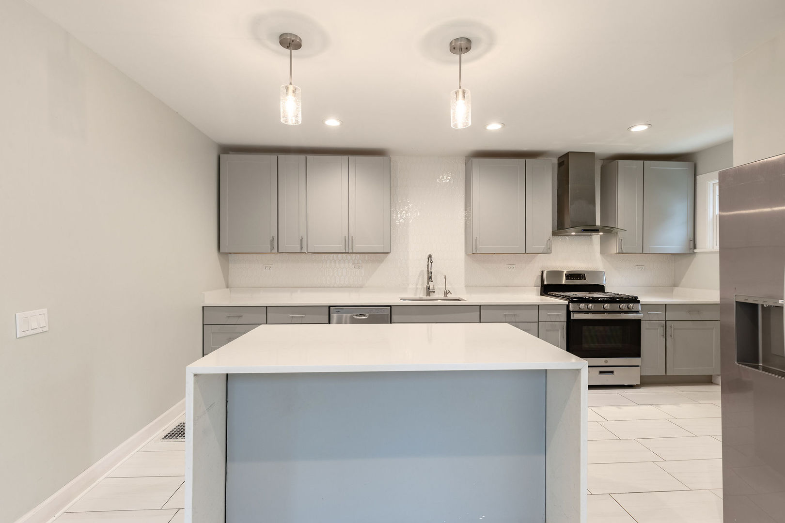 38 N Green Street Property Photo 8