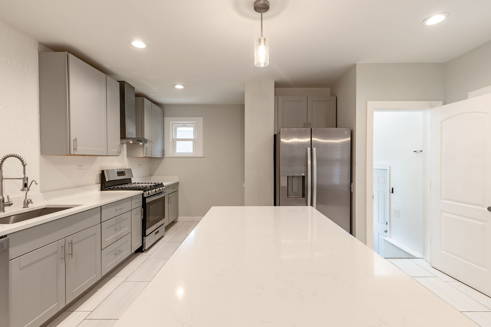 38 N Green Street Property Photo 9
