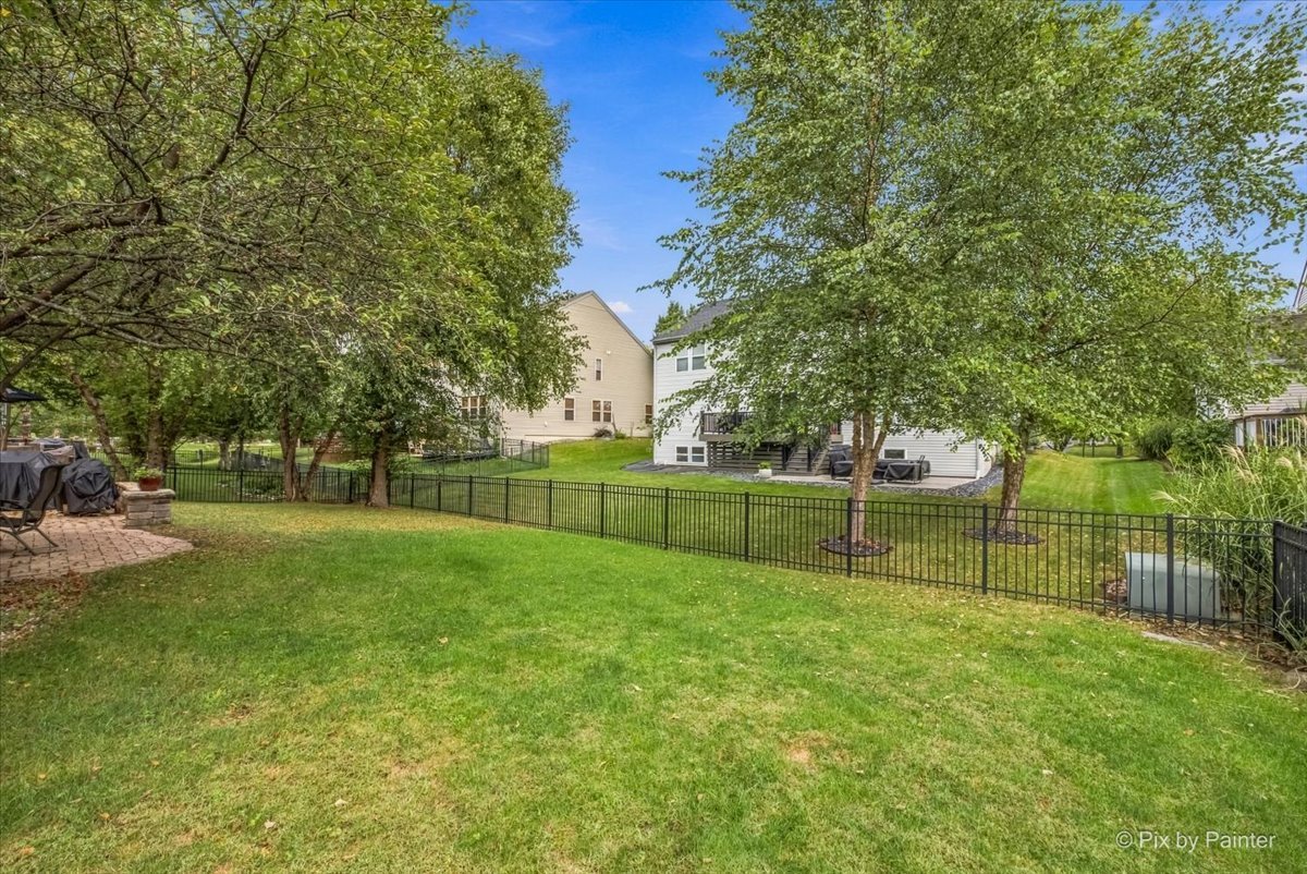 1075 Robinson Street Property Photo 4