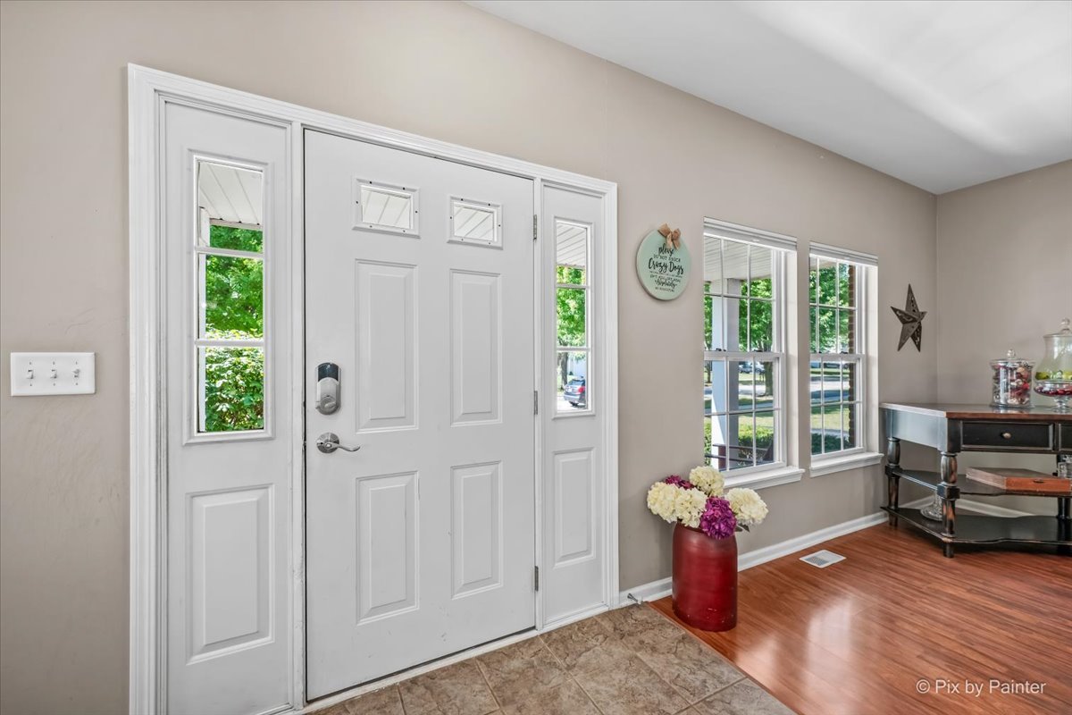 1075 Robinson Street Property Photo 6