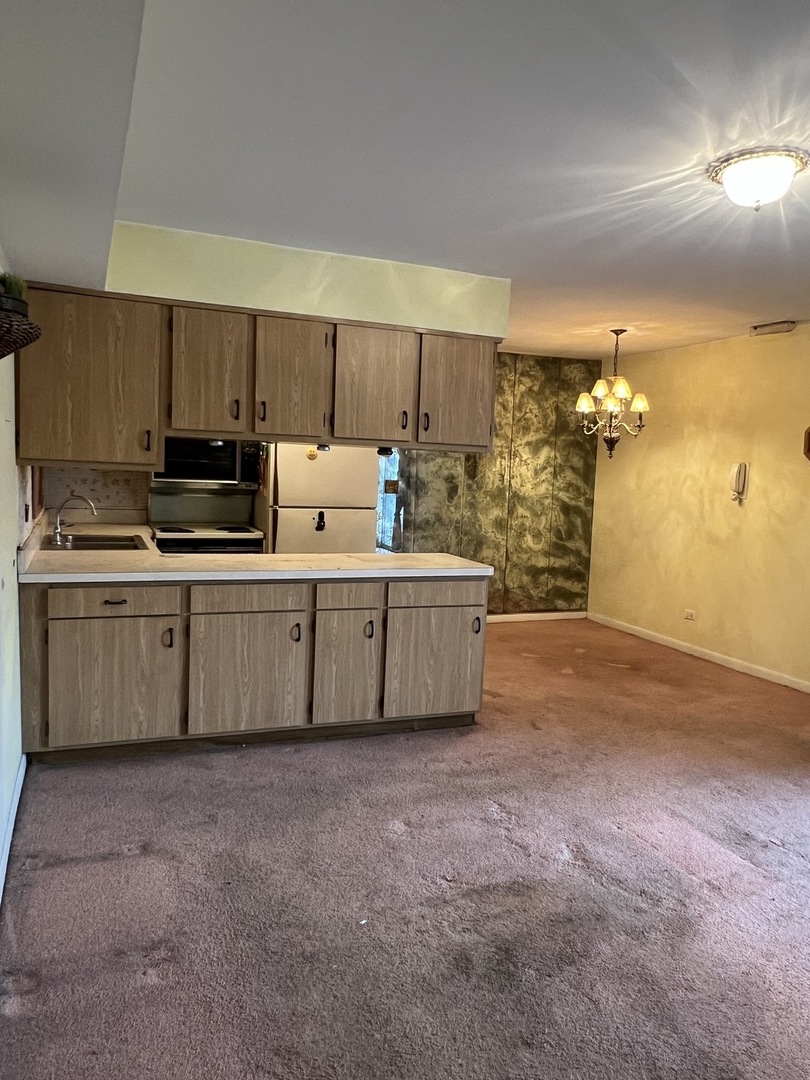8210 Elmwood Avenue 403 Property Photo 6