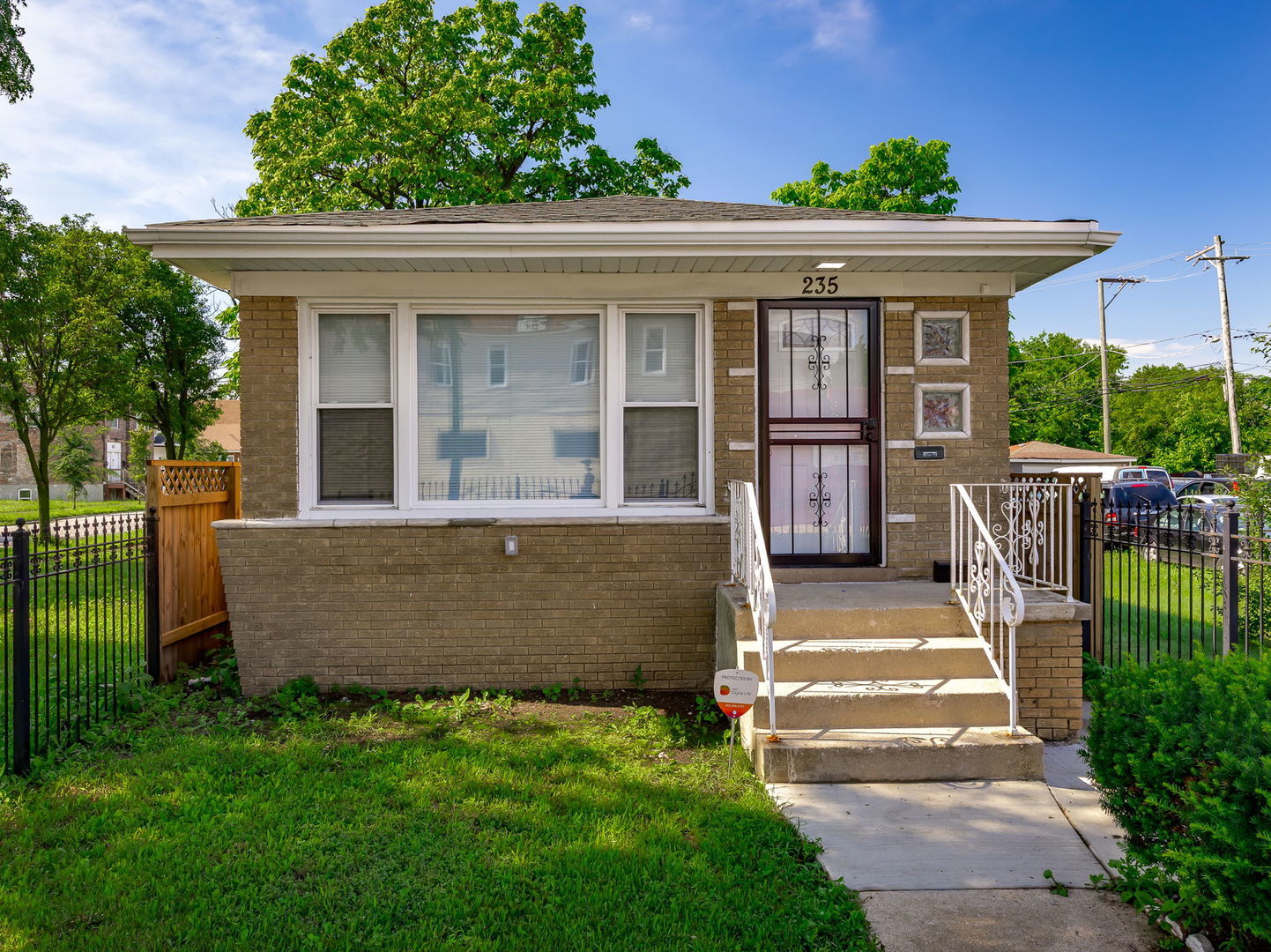 235 W 43rd Street Property Photo 1