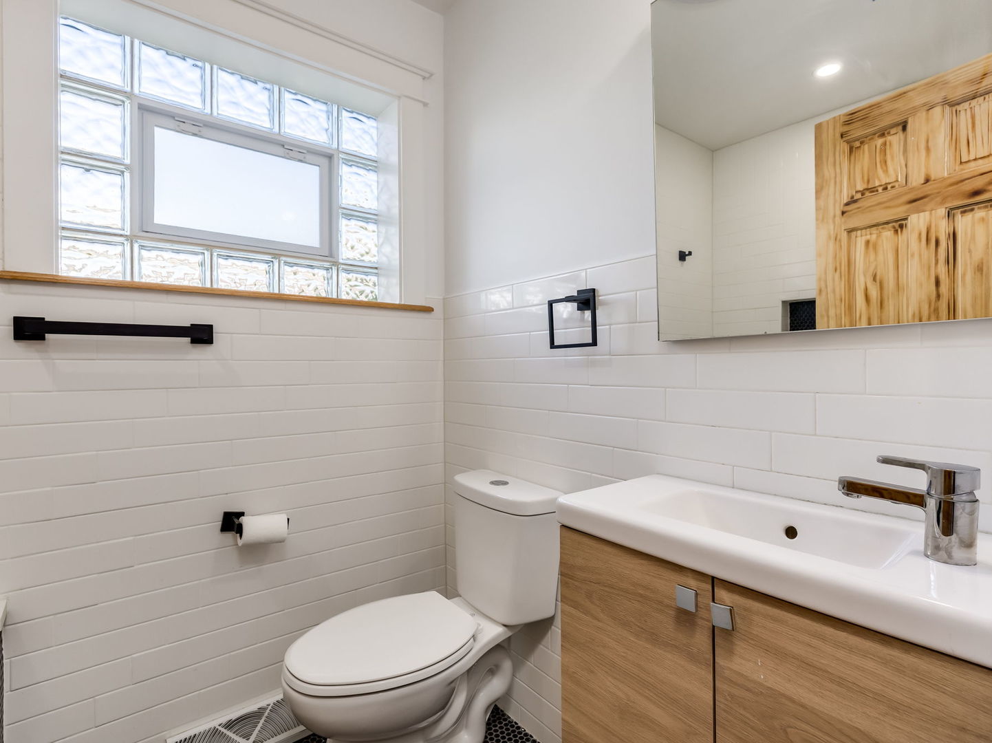 235 W 43rd Street Property Photo 4
