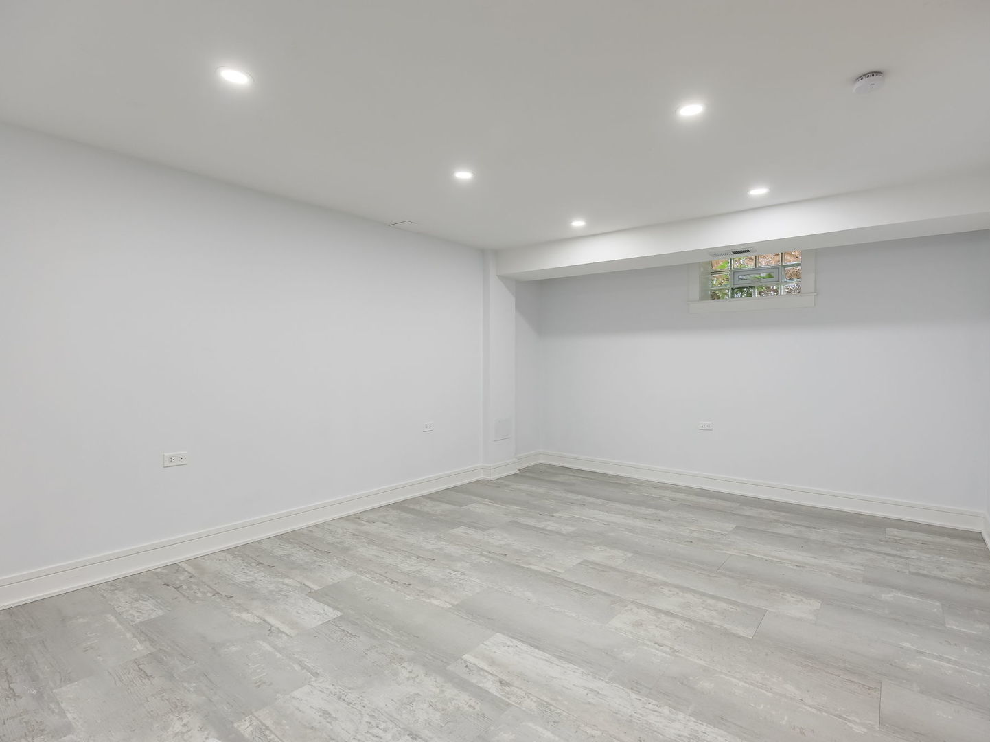 235 W 43rd Street Property Photo 17