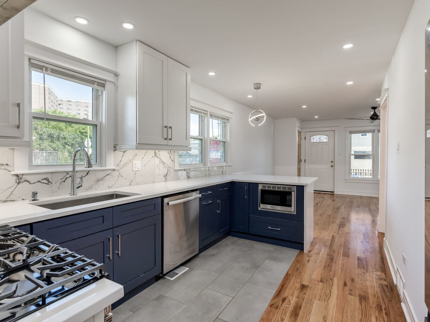 235 W 43rd Street Property Photo 18