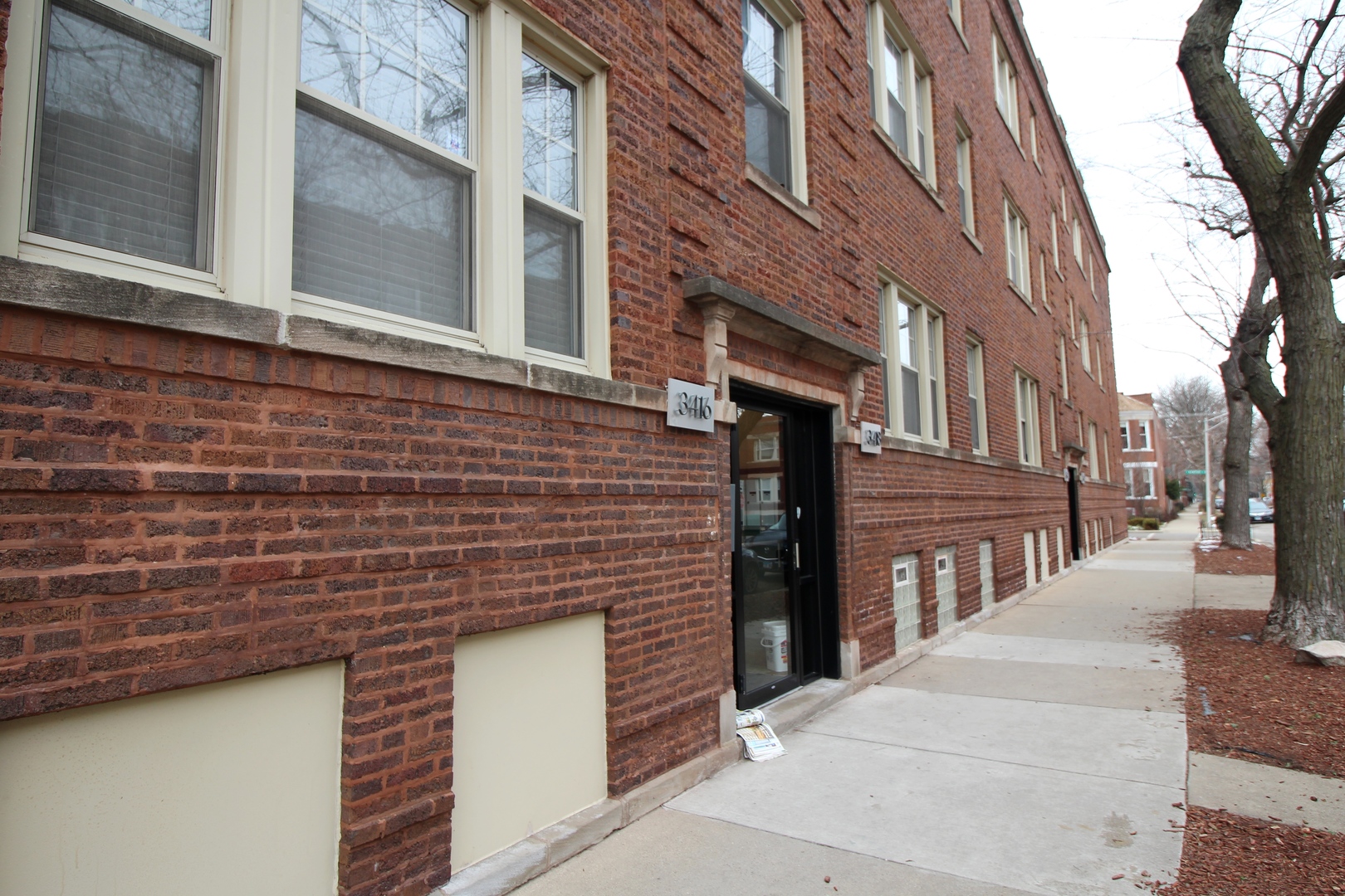 1901 W NEWPORT Avenue 2 Property Photo 1
