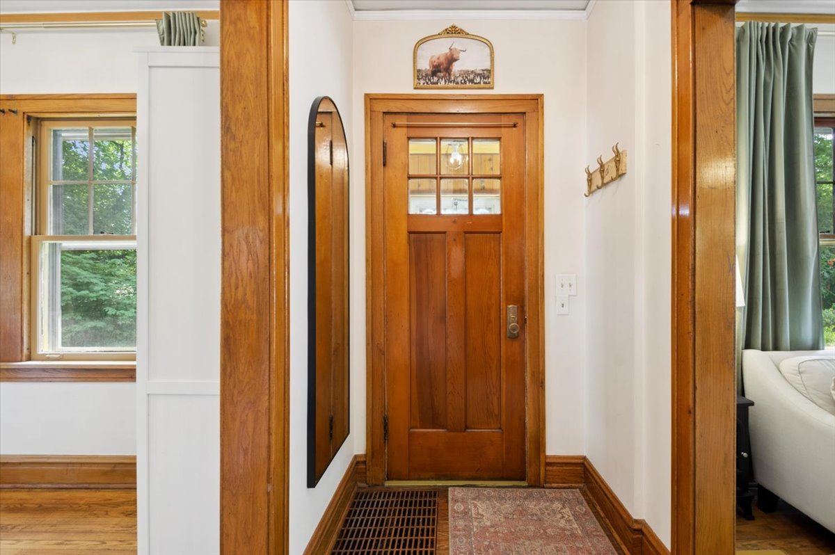 285 N Larch Avenue Property Photo 4