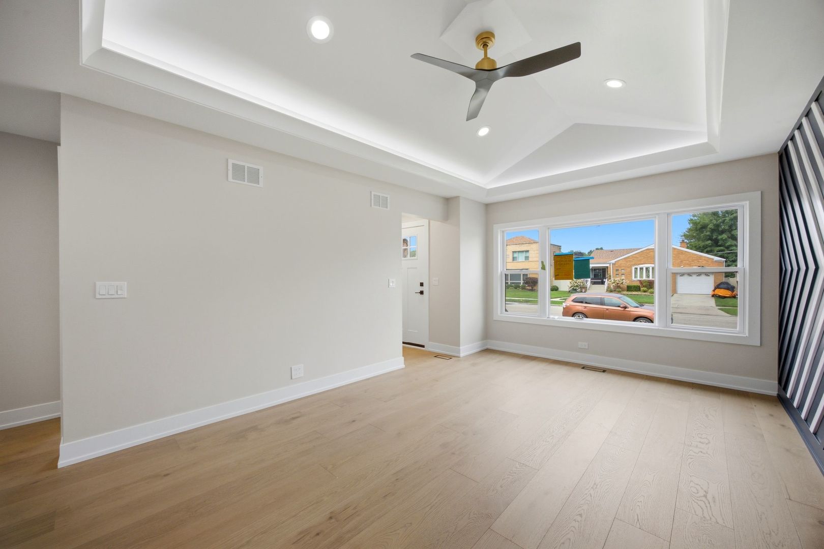 9243 S Francisco Avenue Property Photo 6