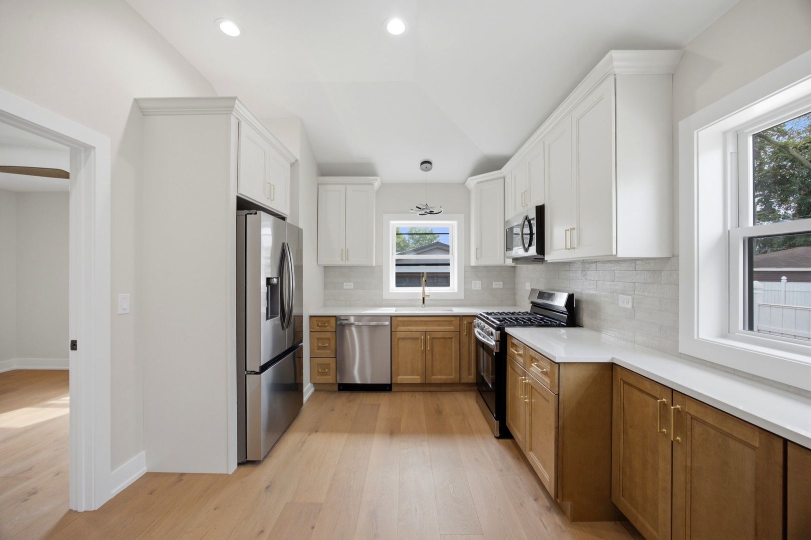 9243 S Francisco Avenue Property Photo 12