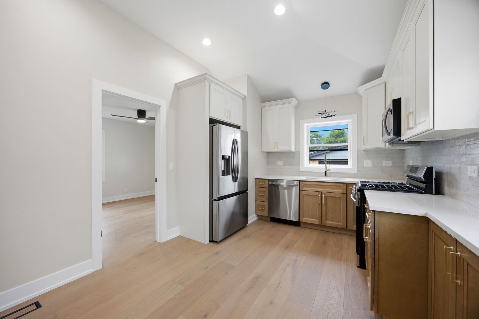 9243 S Francisco Avenue Property Photo 14