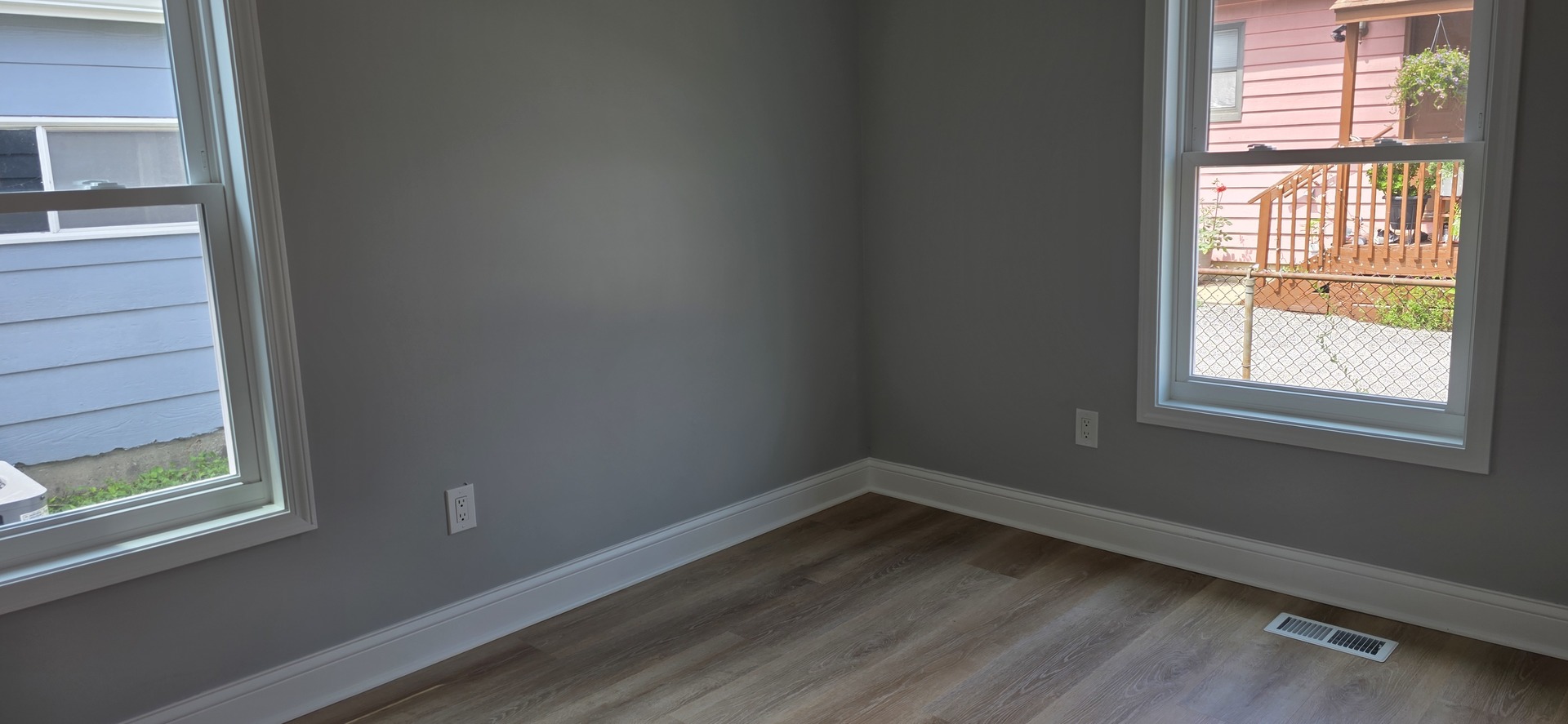 238 N Farnsworth Avenue Property Photo 4