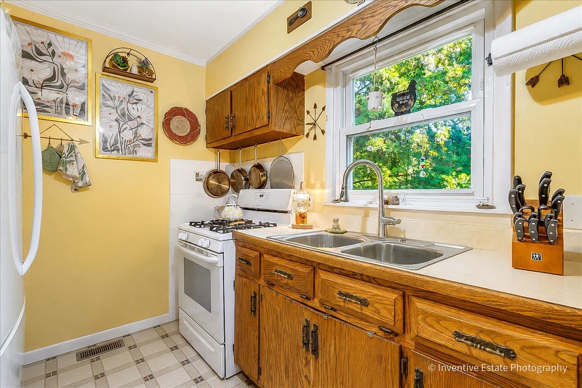 1051 Cottage Place Property Photo 9