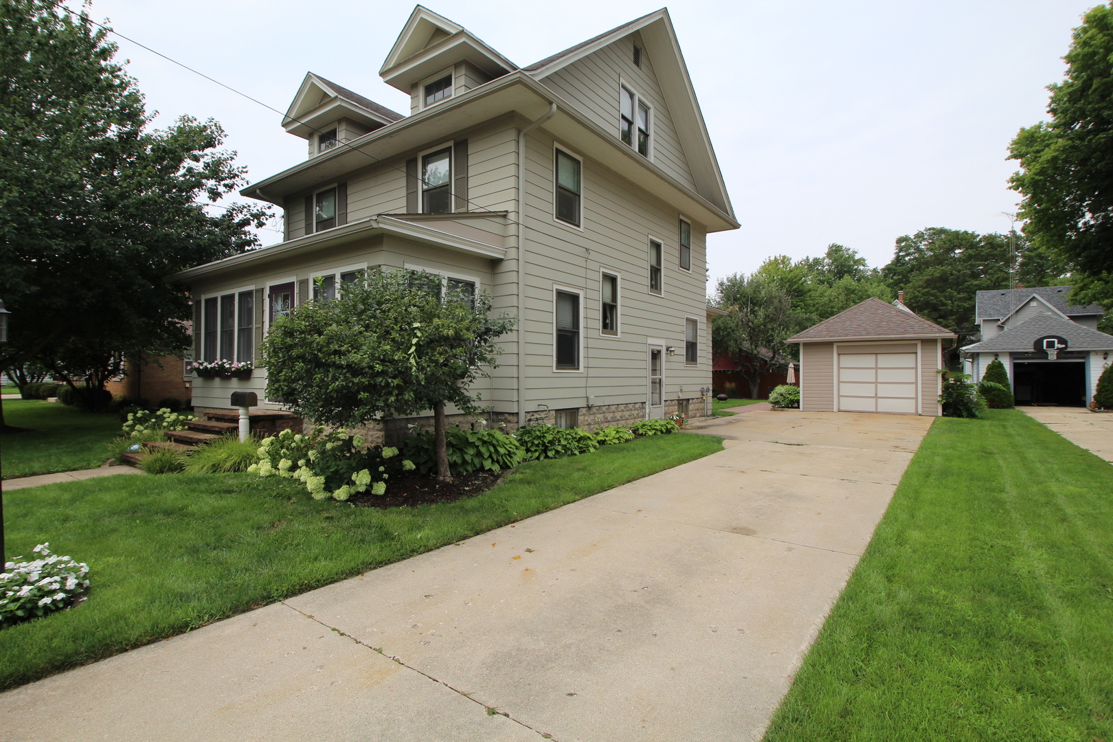 410 E Hurlbut Property Photo 1