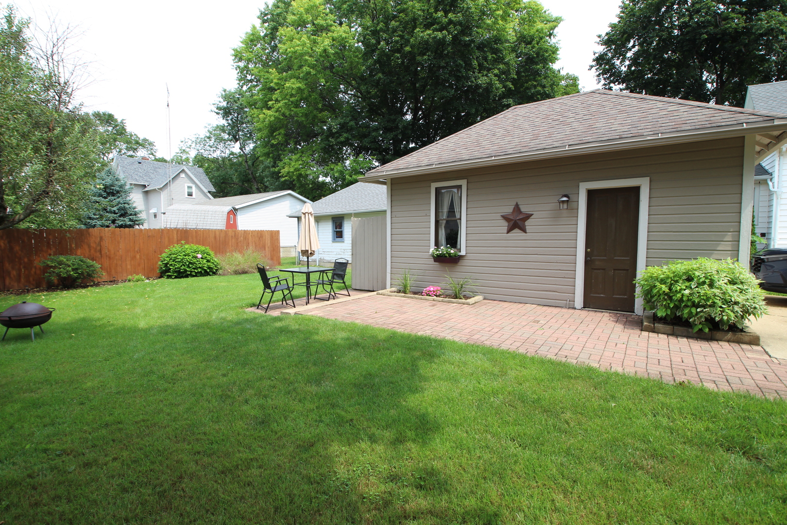 410 E Hurlbut Property Photo 5