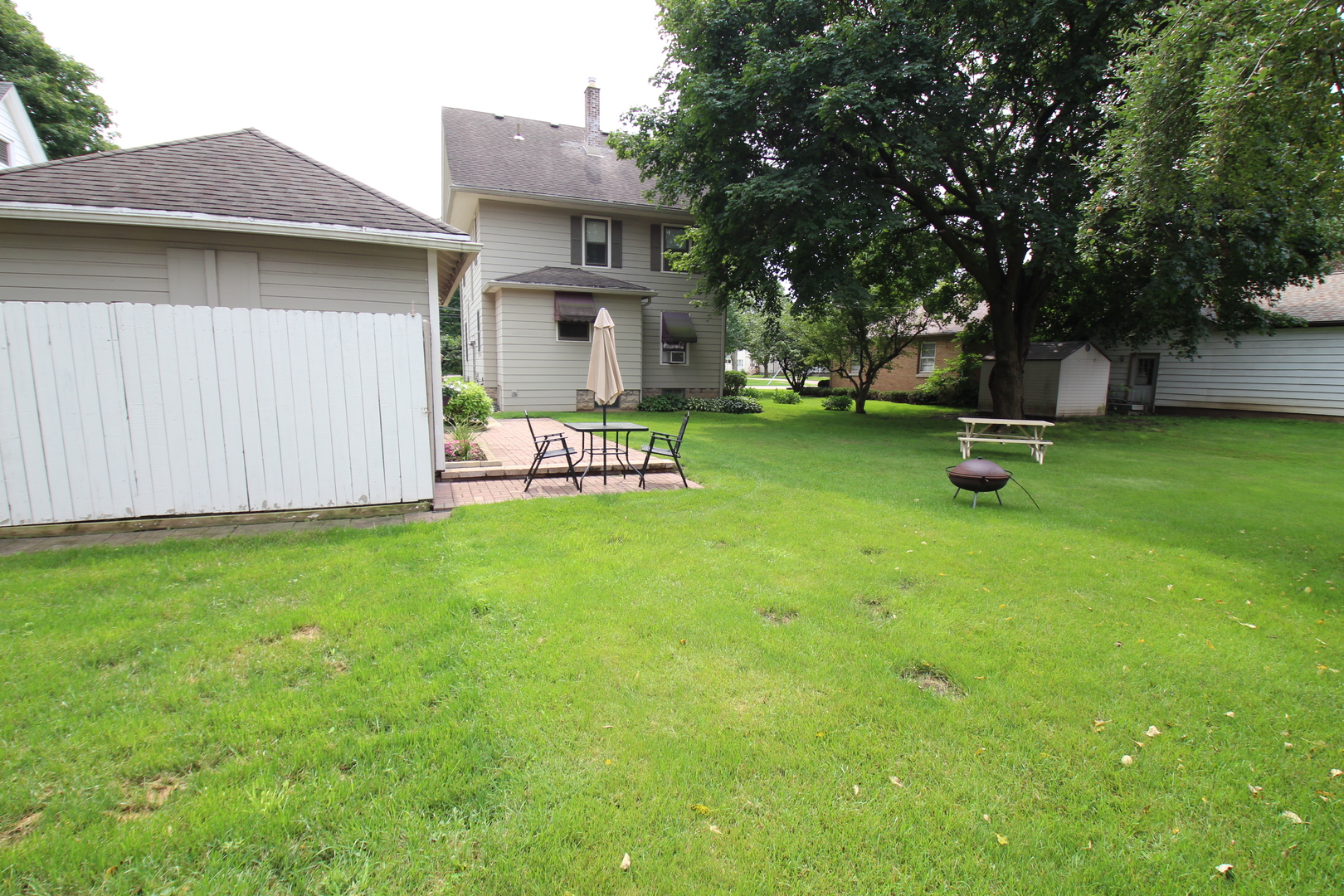 410 E Hurlbut Property Photo 7
