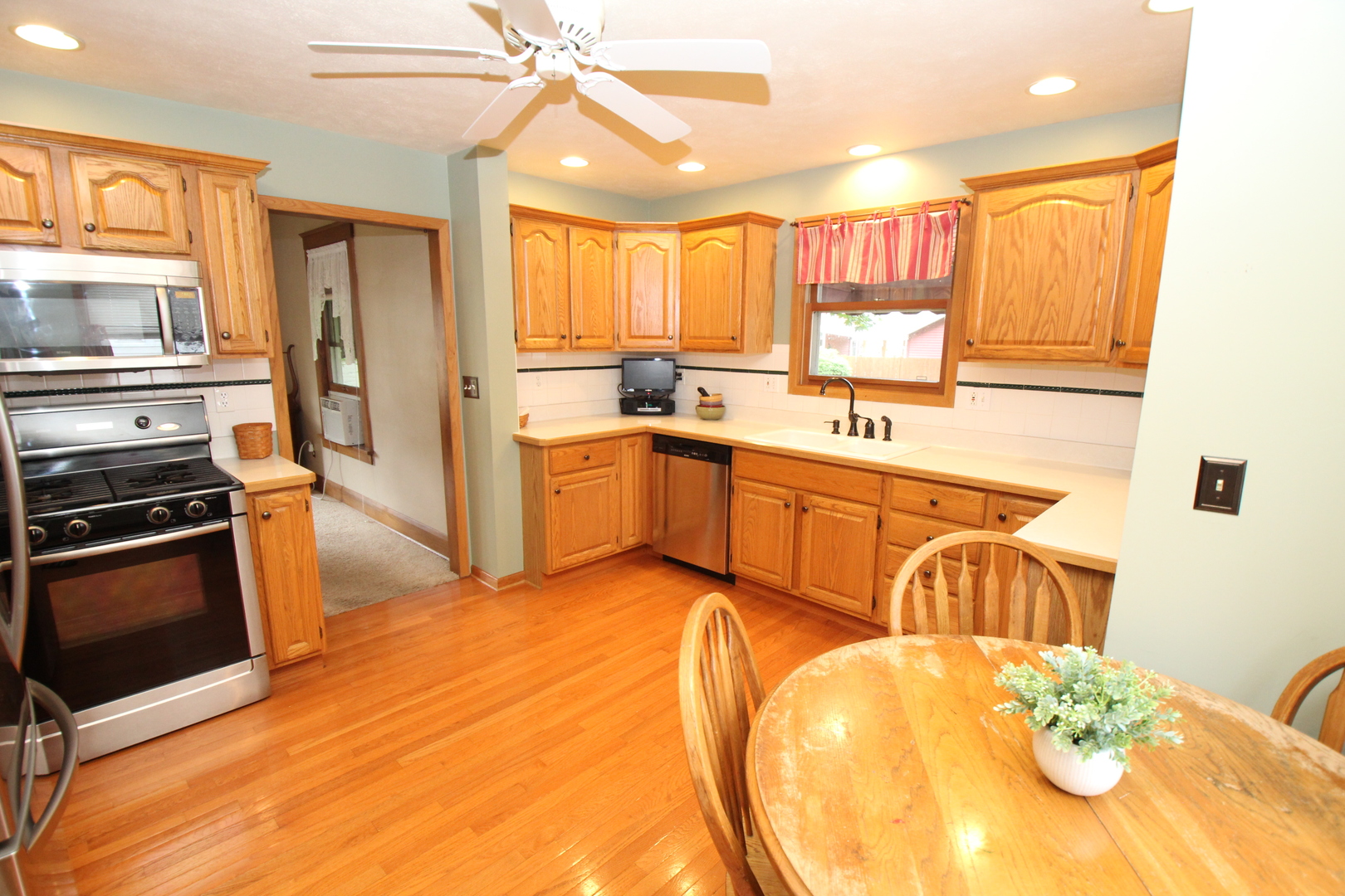 410 E Hurlbut Property Photo 12