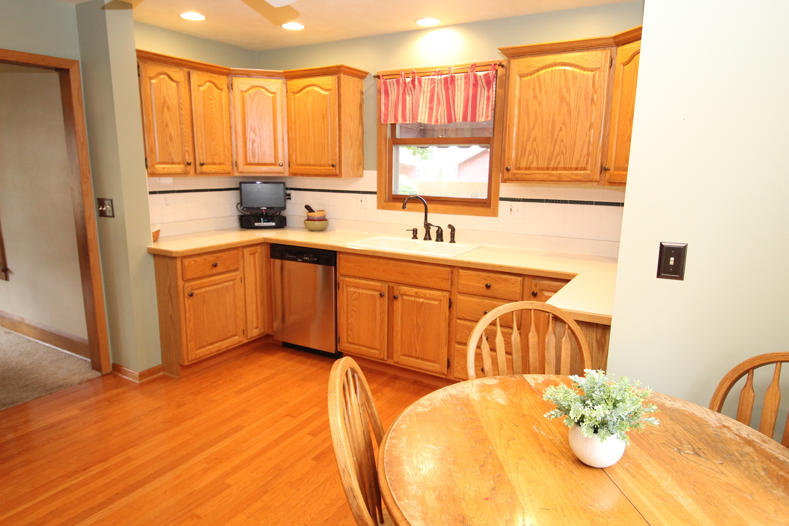 410 E Hurlbut Property Photo 14