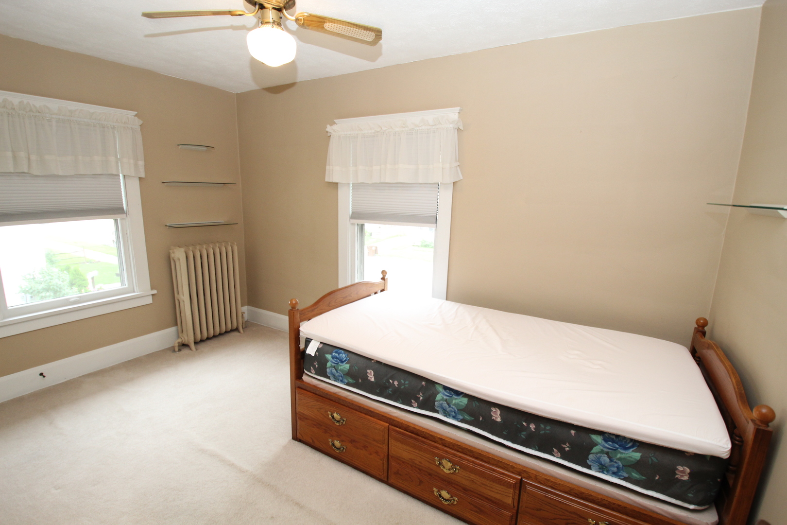 410 E Hurlbut Property Photo 23