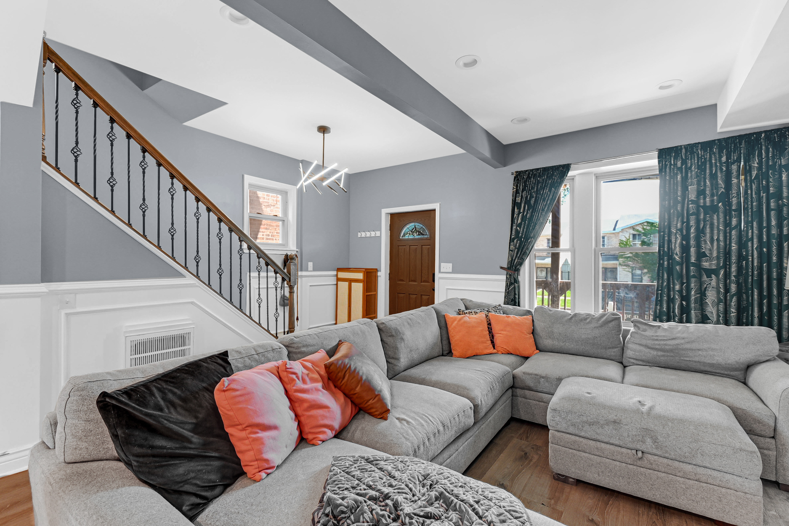 6404 S Langley Avenue Property Photo 2