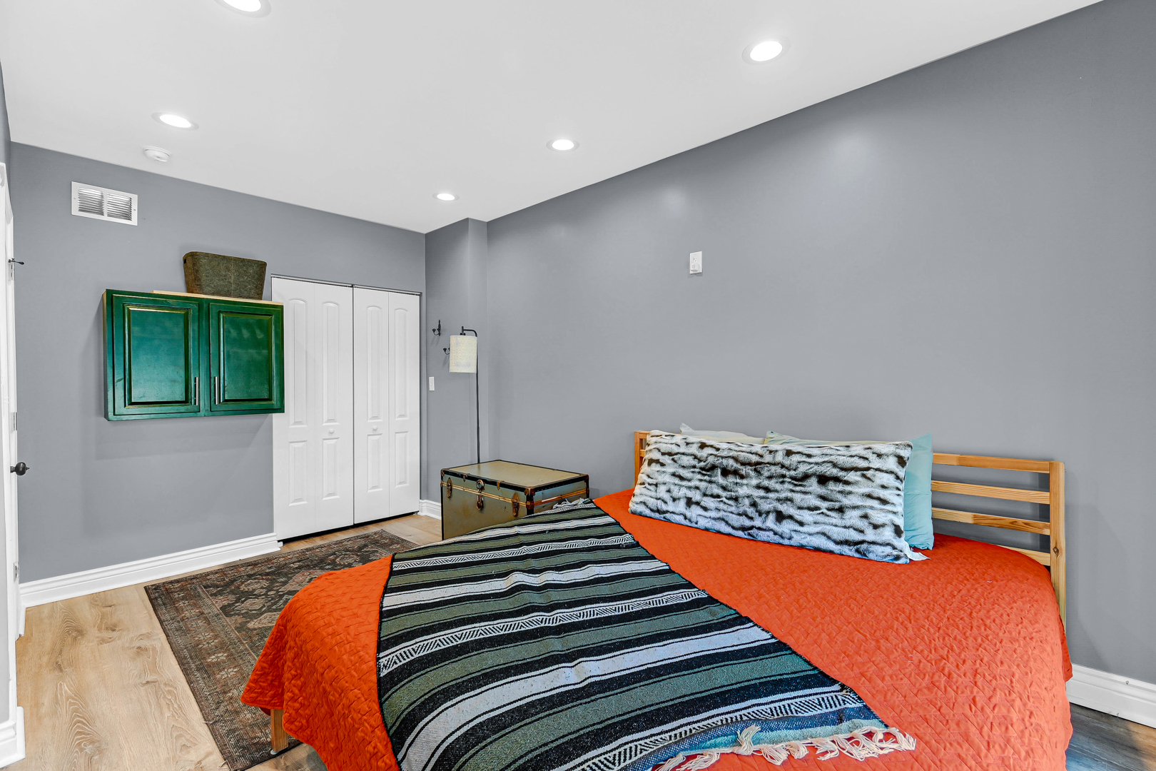 6404 S Langley Avenue Property Photo 9