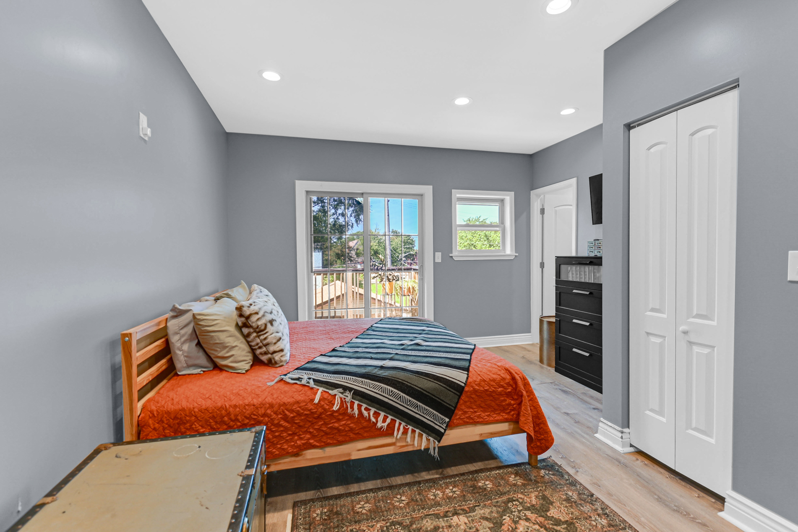 6404 S Langley Avenue Property Photo 10