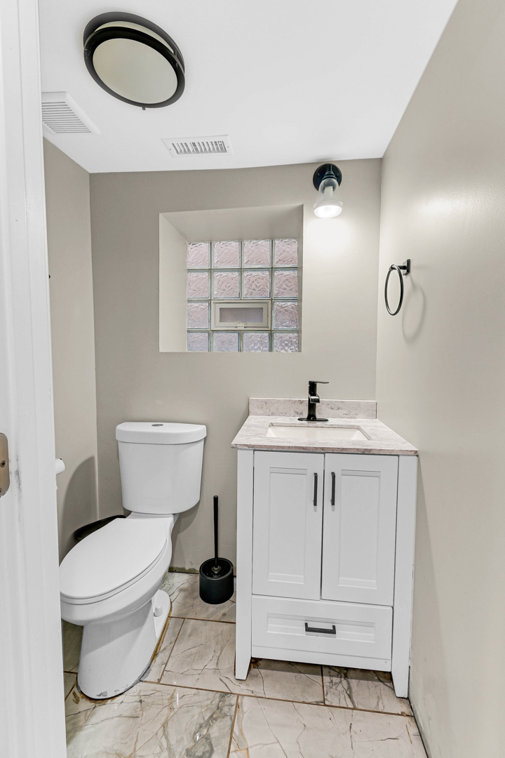 6404 S Langley Avenue Property Photo 17