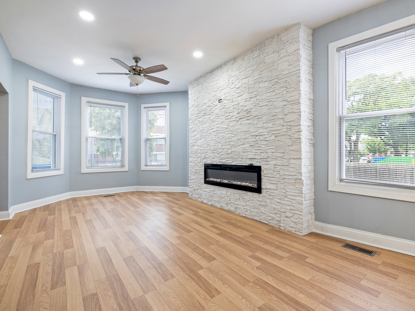 6350 S Wood Street Property Photo 4