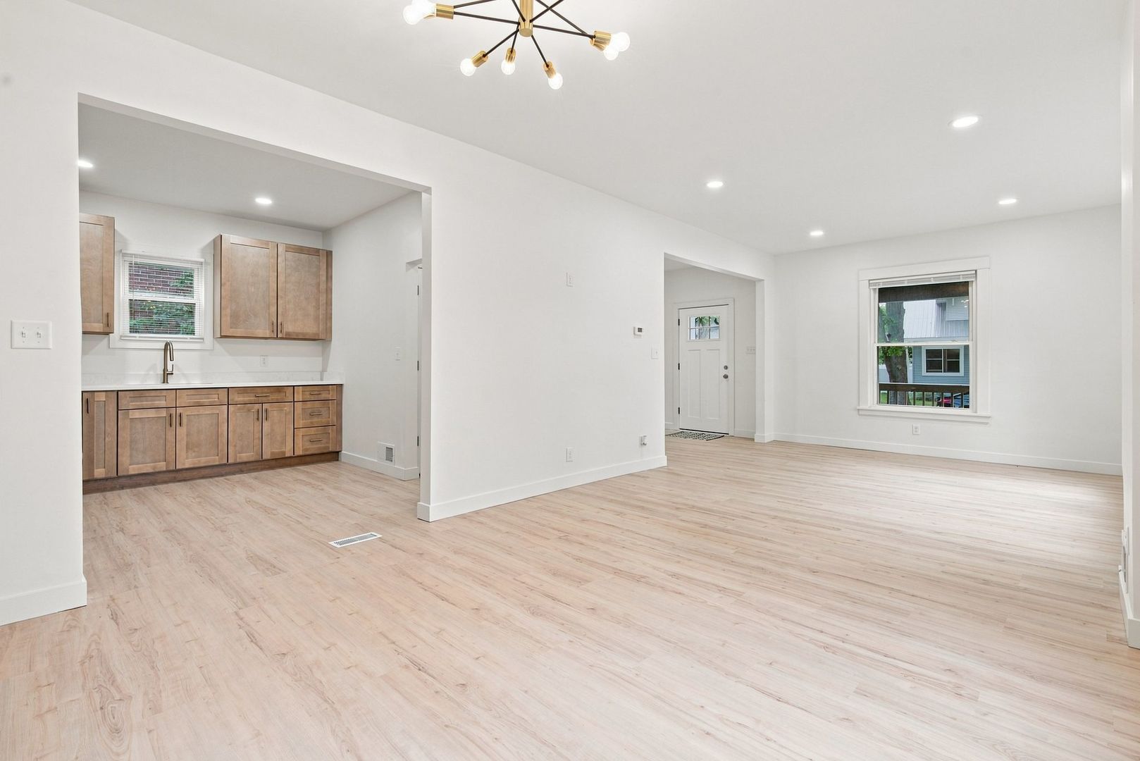 387 S Evergreen Avenue Property Photo 4