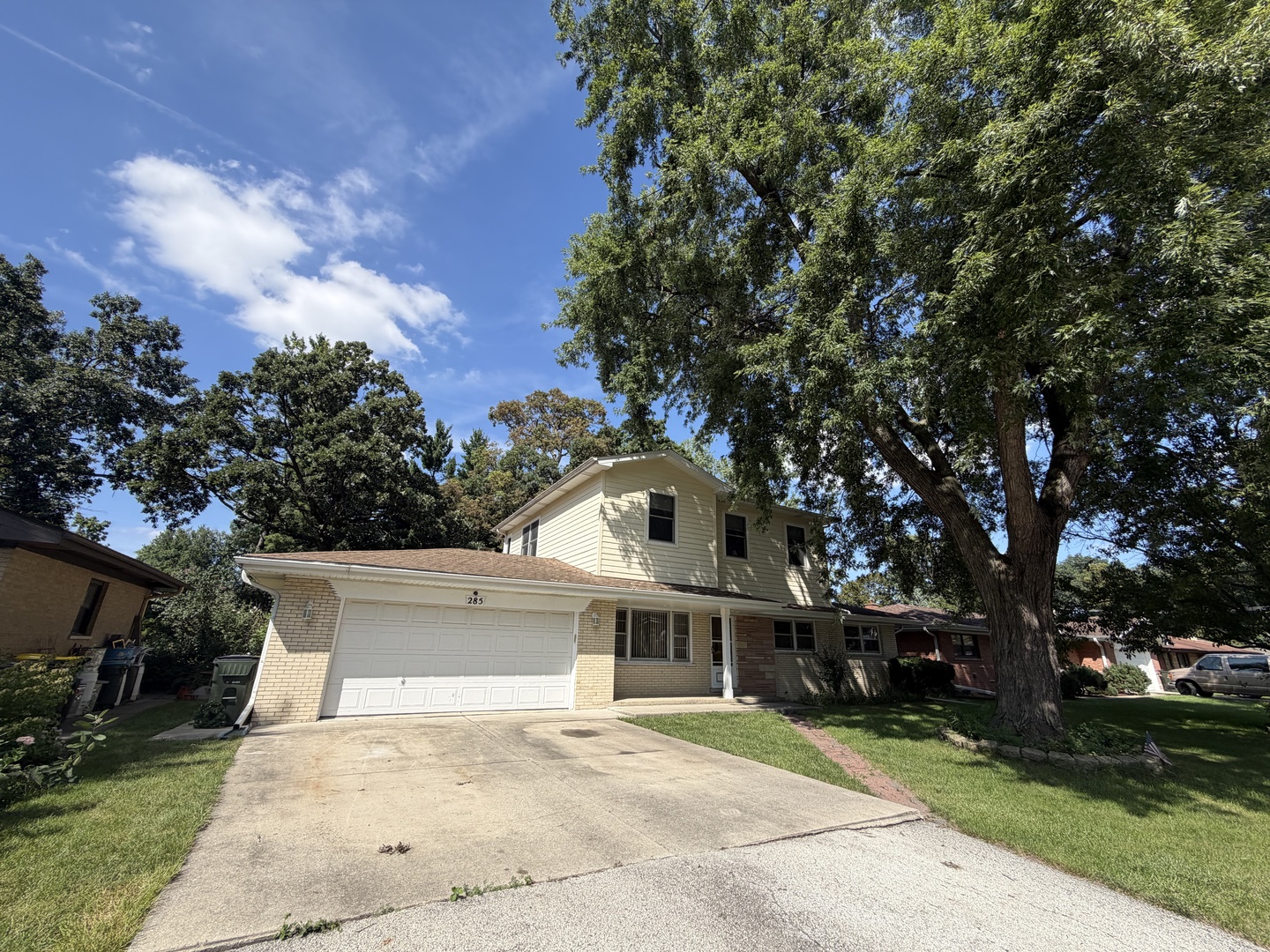 285 E Montrose Avenue Property Photo 1