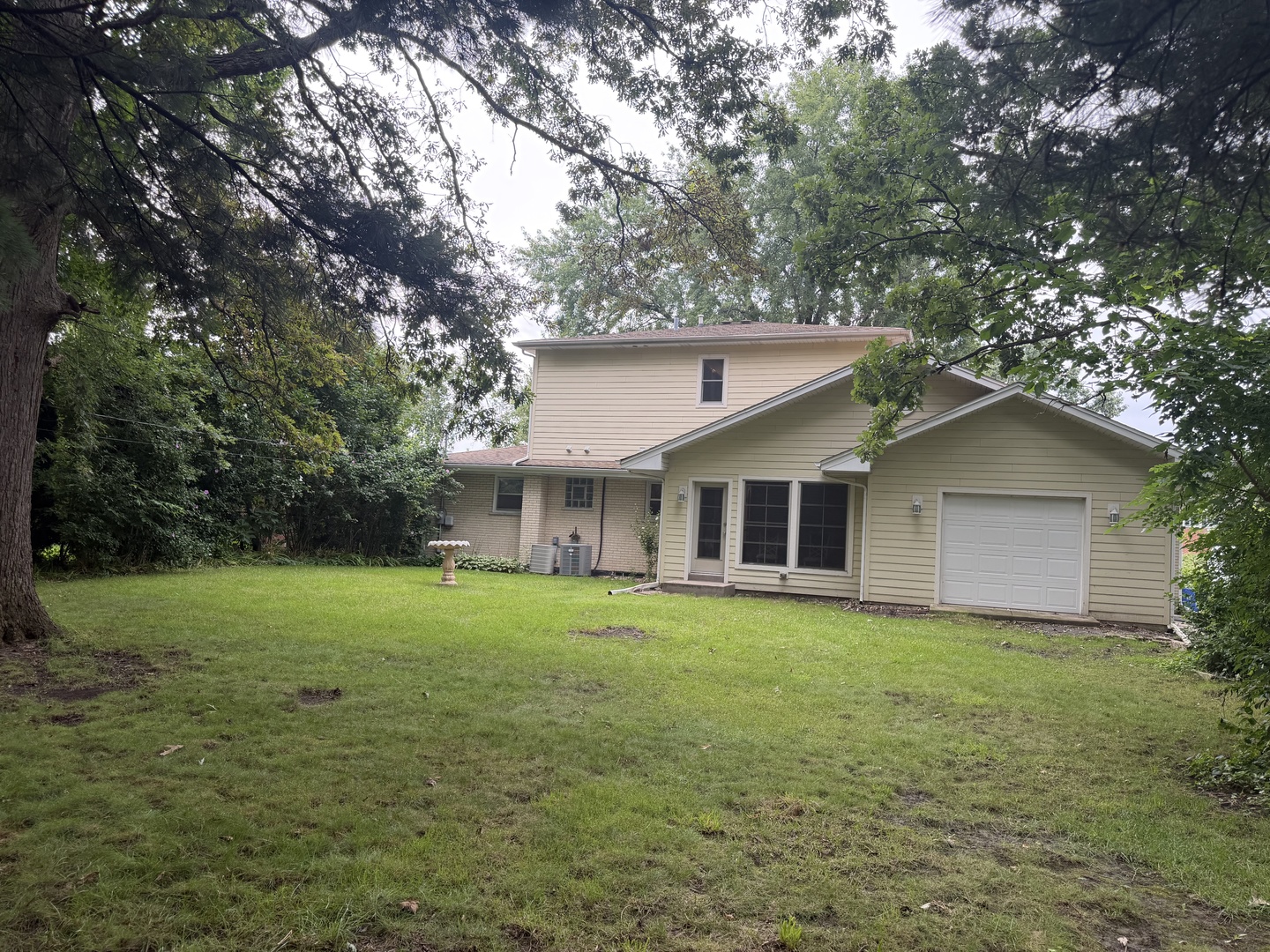 285 E Montrose Avenue Property Photo 4
