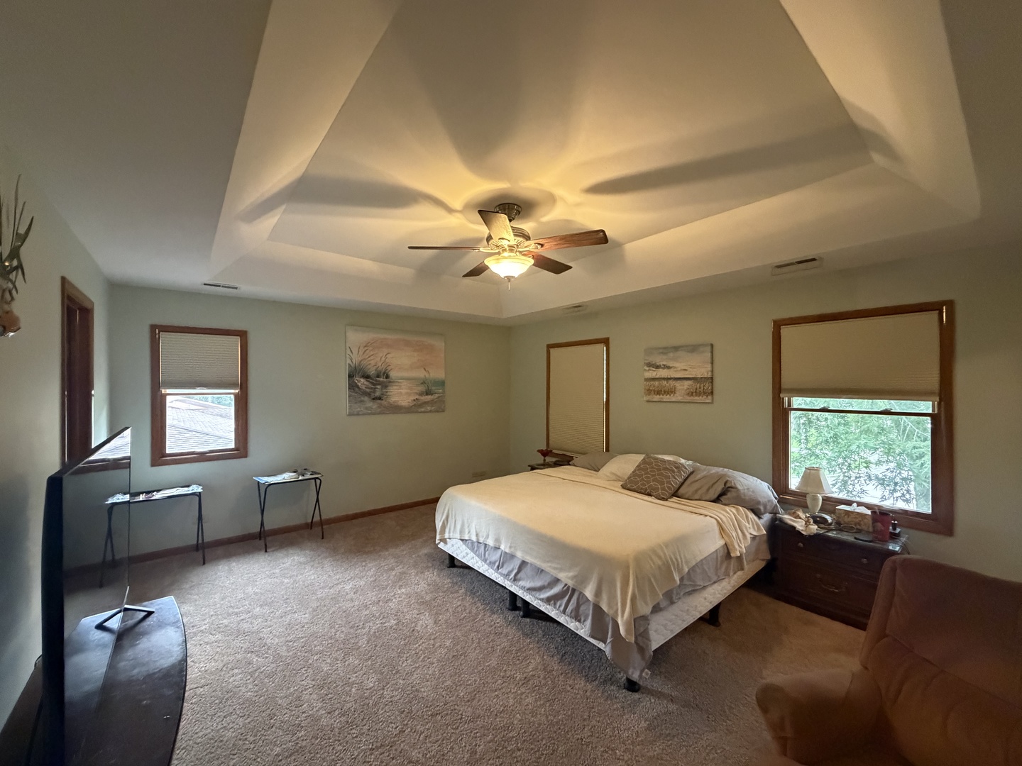 285 E Montrose Avenue Property Photo 8