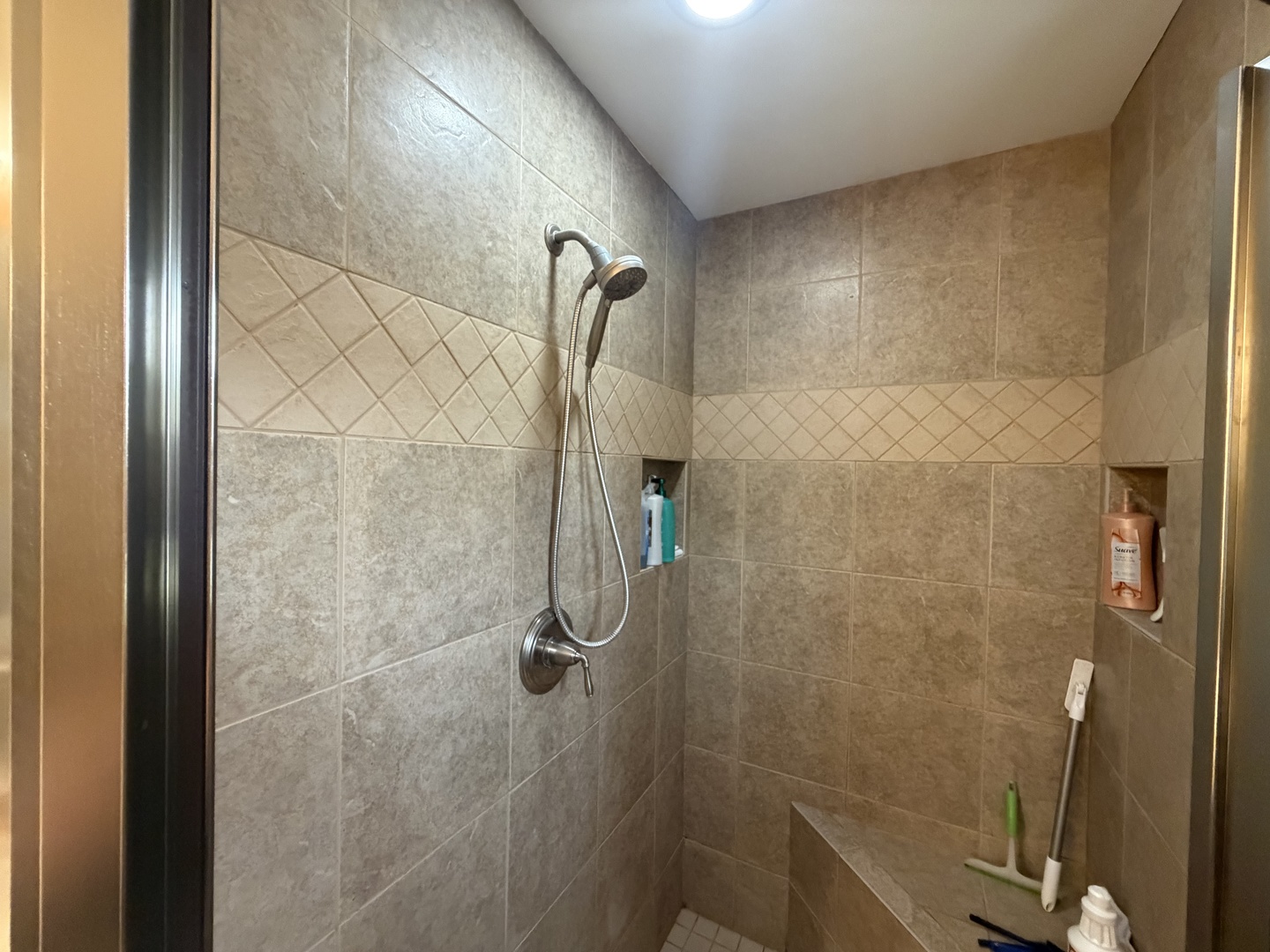 285 E Montrose Avenue Property Photo 9
