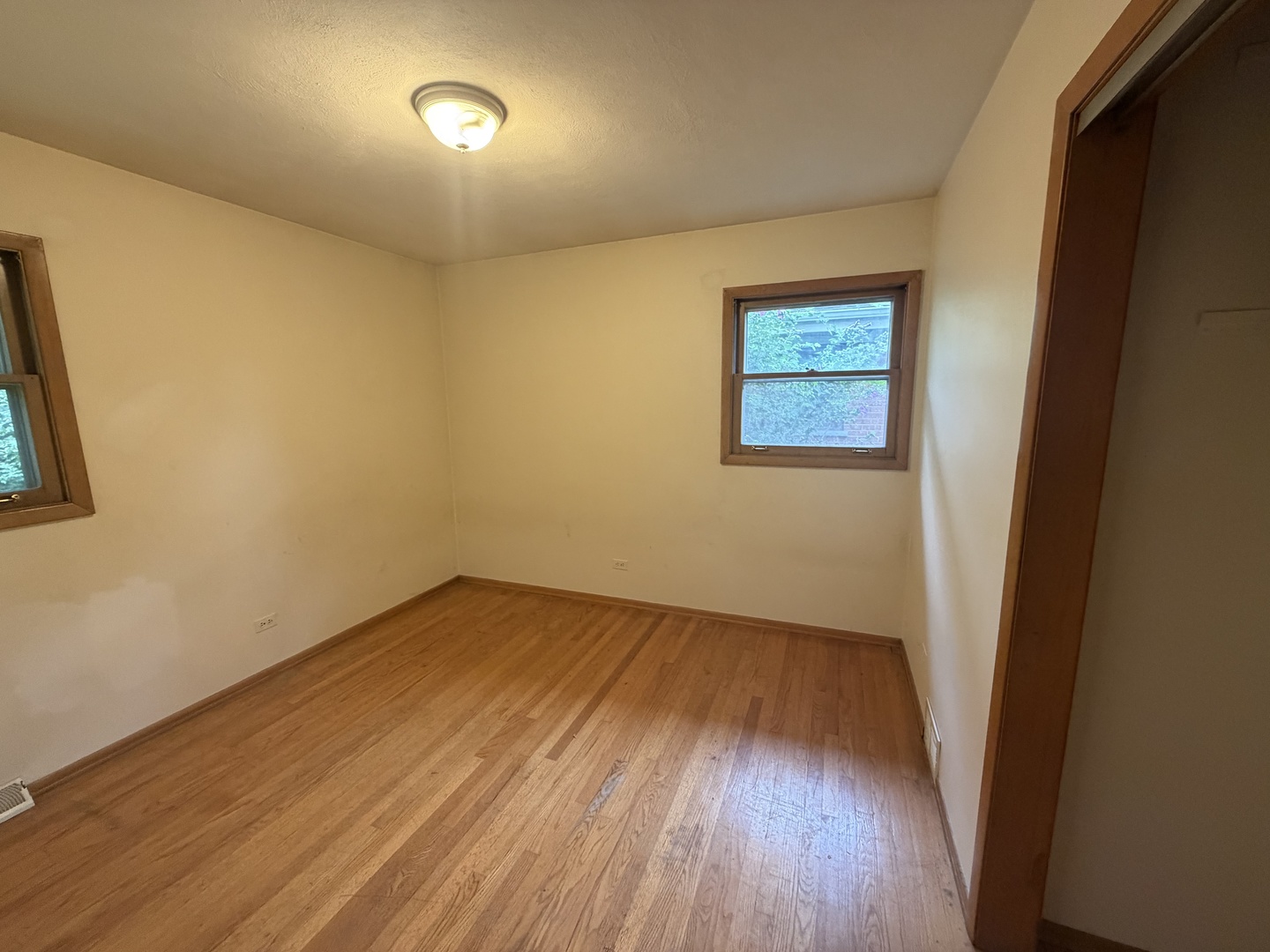 285 E Montrose Avenue Property Photo 11