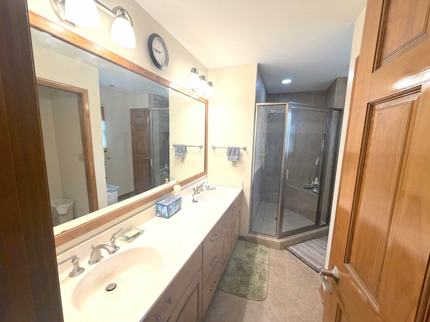 285 E Montrose Avenue Property Photo 13