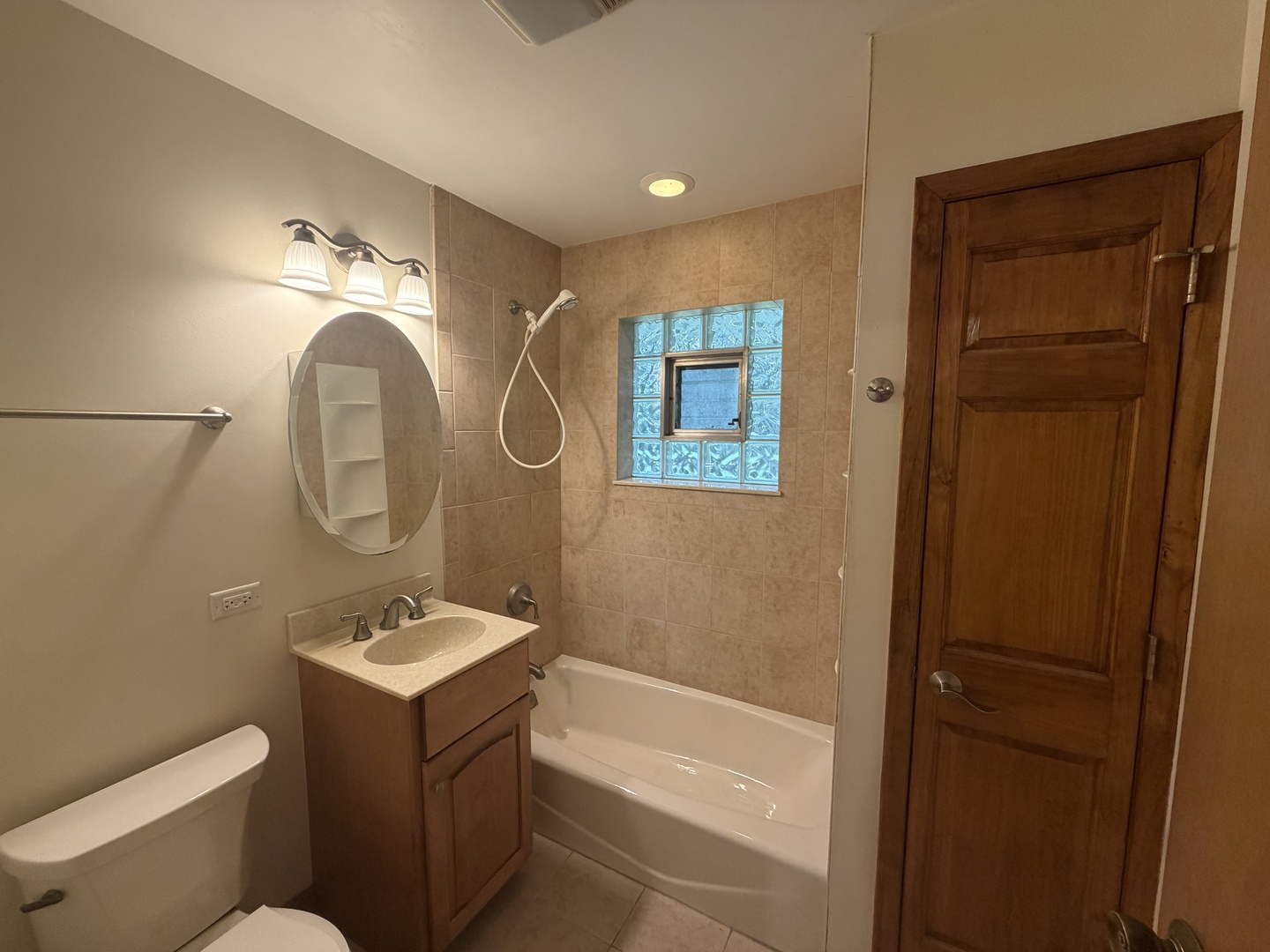285 E Montrose Avenue Property Photo 16