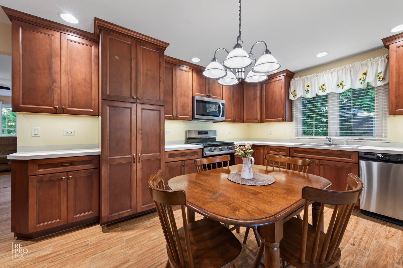 606 Banbury Court Property Photo 8