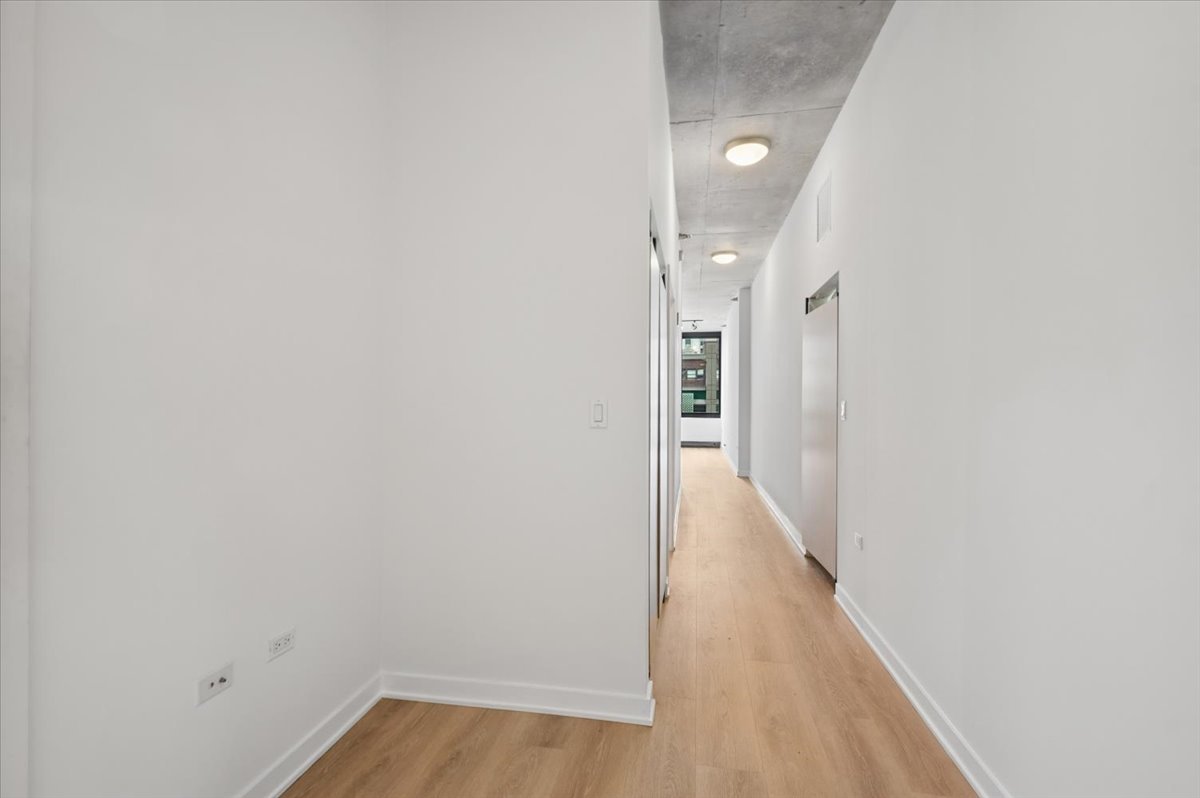 235 W Van Buren Street 1518 Property Photo 4