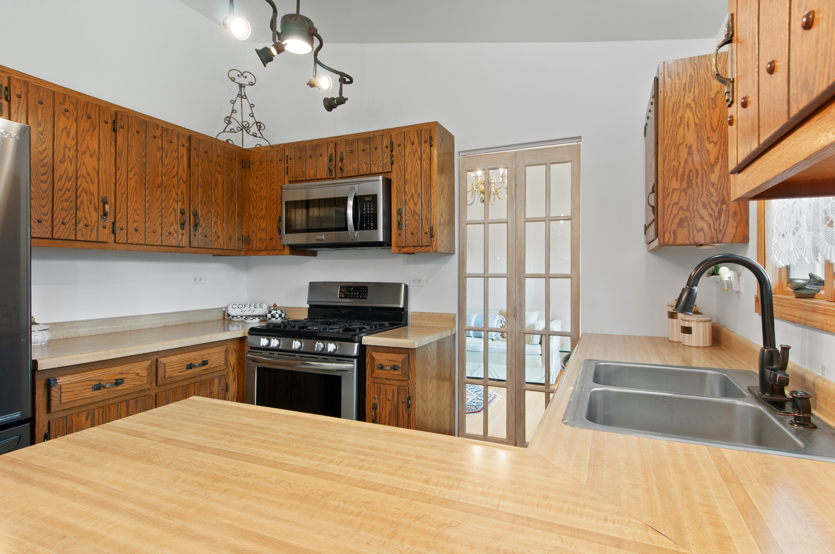 669 Kensington Way Property Photo 8