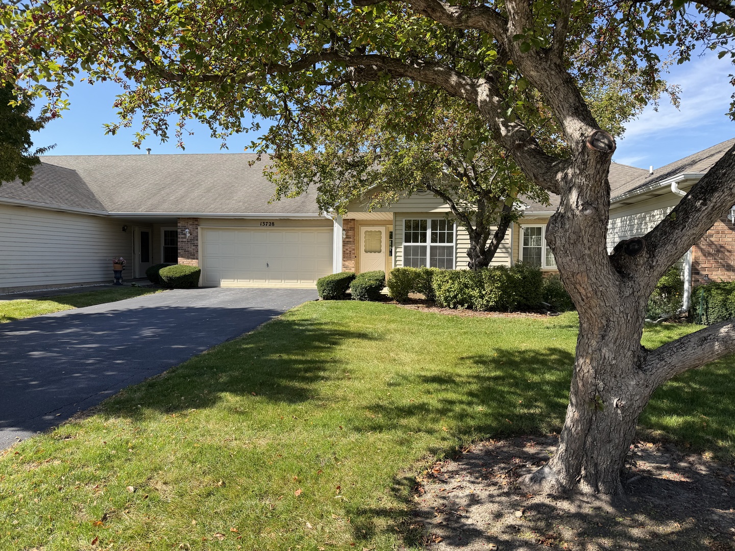 13728 S Magnolia Drive Property Photo 1