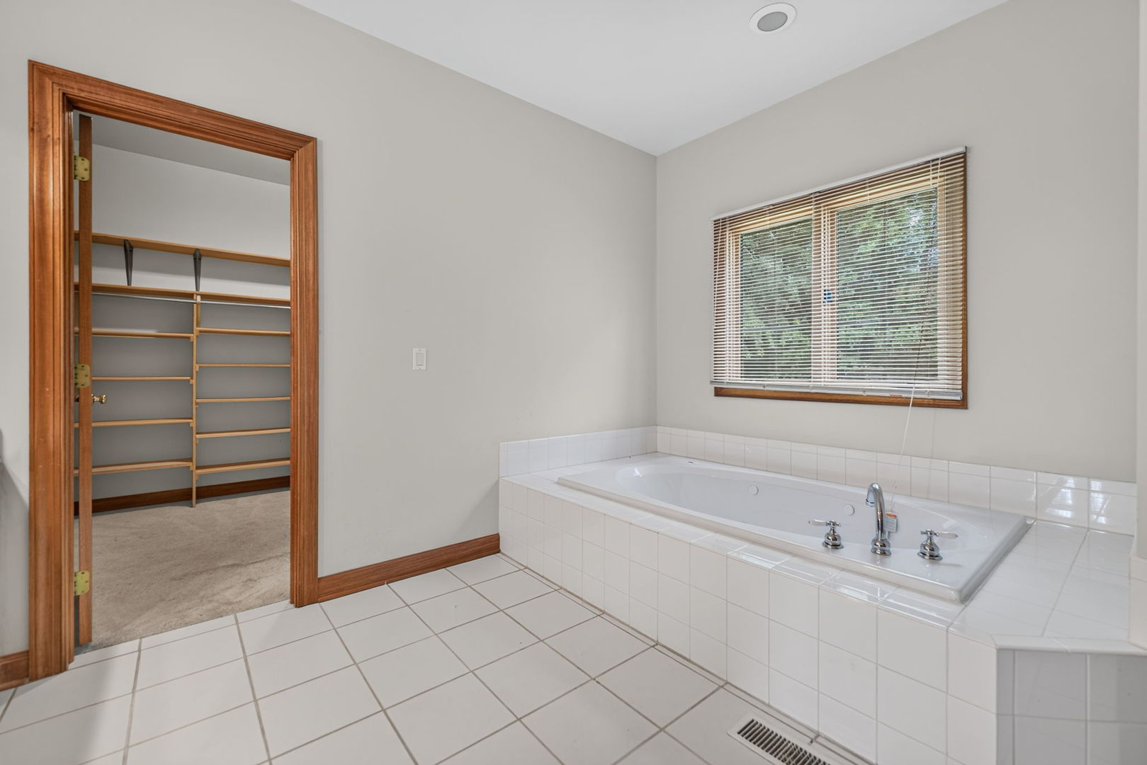 4n760 S Circle Drive Property Photo 6