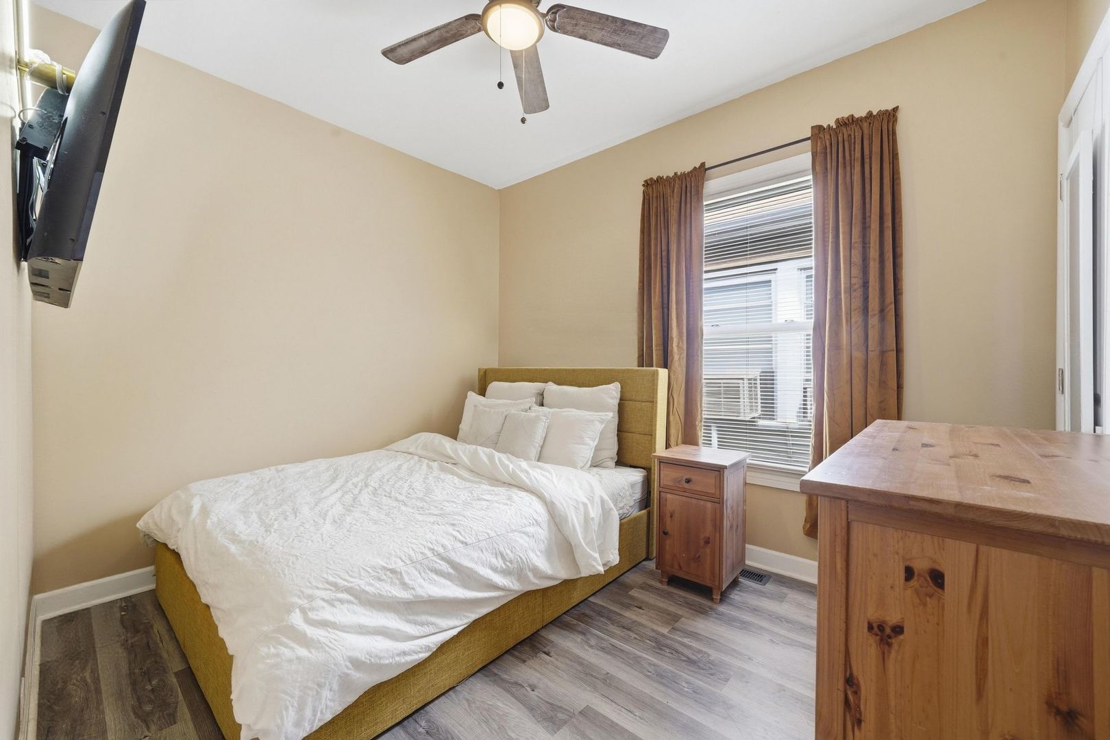 10747 S Forest Avenue Property Photo 8