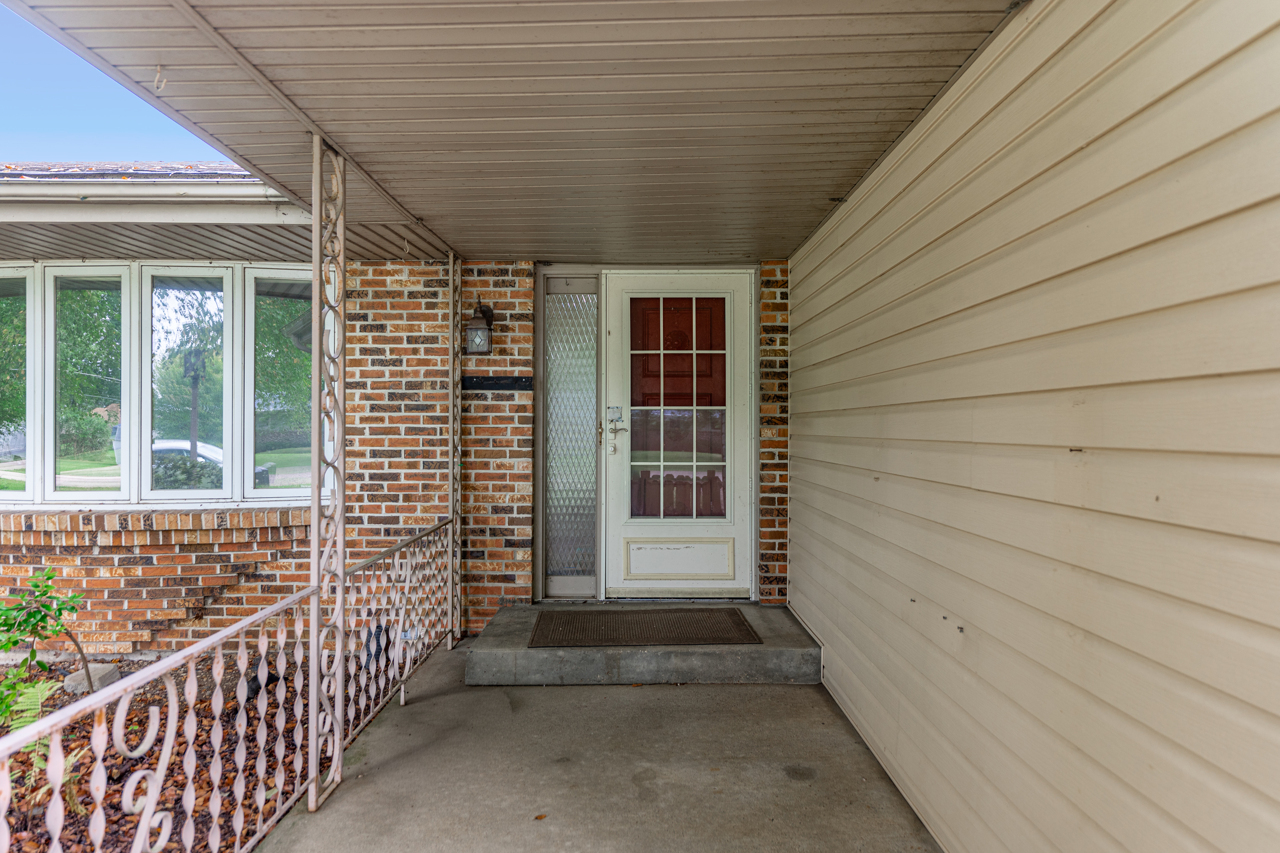 4877 Raymond Drive Property Photo 3